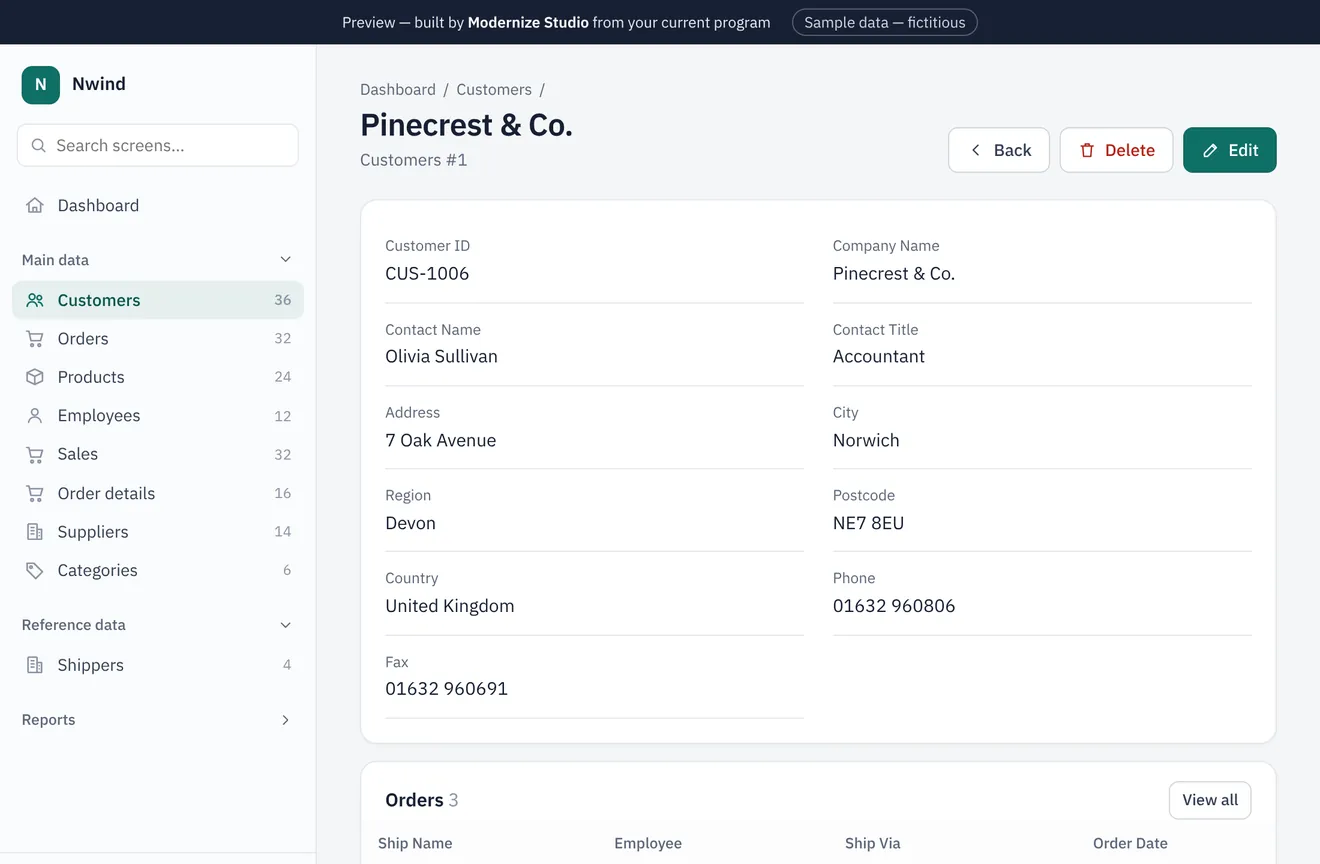 Le même enregistrement client dans la version web : les onze champs sur deux colonnes, un menu latéral avec Customers, Orders, Products et les autres tables, les boutons Back, Delete et Edit, et les commandes du client en dessous.